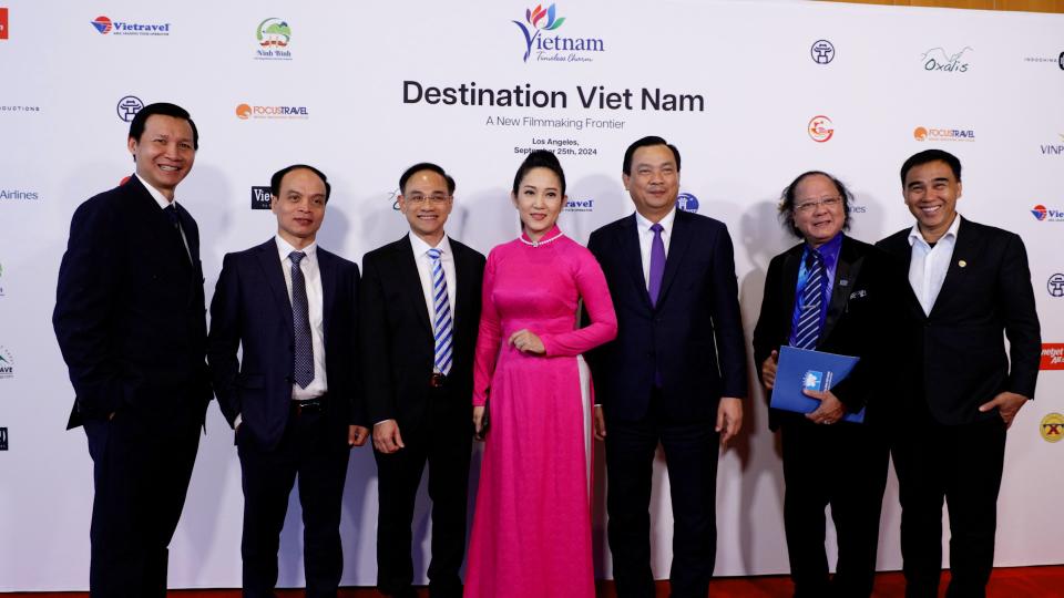 Hai Muoi Tham Gia Le Hoi Xuc Tien Dien Anh Tai My .00 05 13 13.still010 1 1