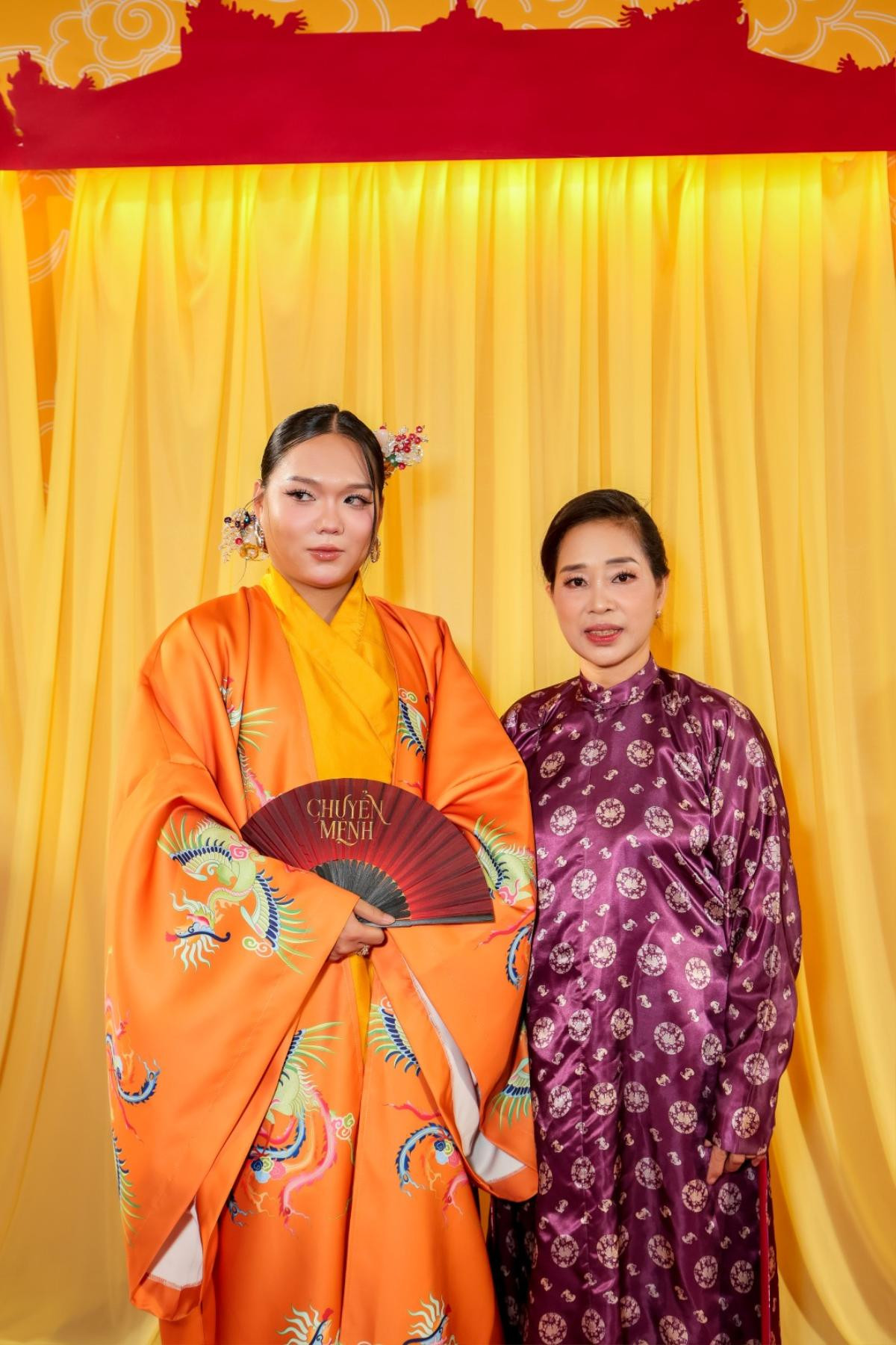 Vo Ly Hung Chat Dep Dan Hoa Hau Dinh Dam Me Pham Thoai Lo Dien Tre Trung Tai Ngay Vui Cua Con Trai 10 1