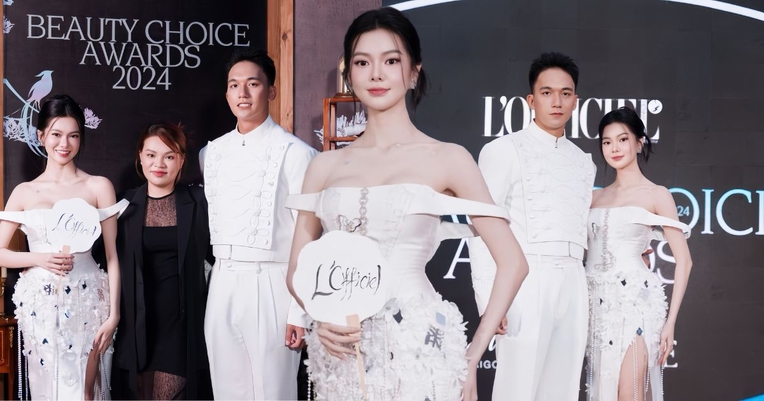 Yen Dan Tay Trong Tay Tinh Tu Ben Ban Trai Gianh Giai Thuong Beauty Influencer Of The Year 6