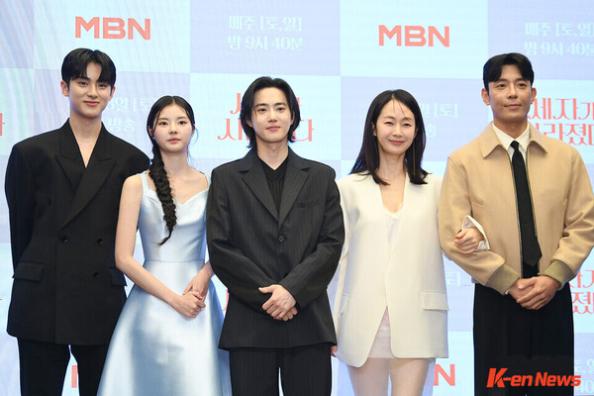 2 Dan Dien Vien Ra Mat Phim 1 1