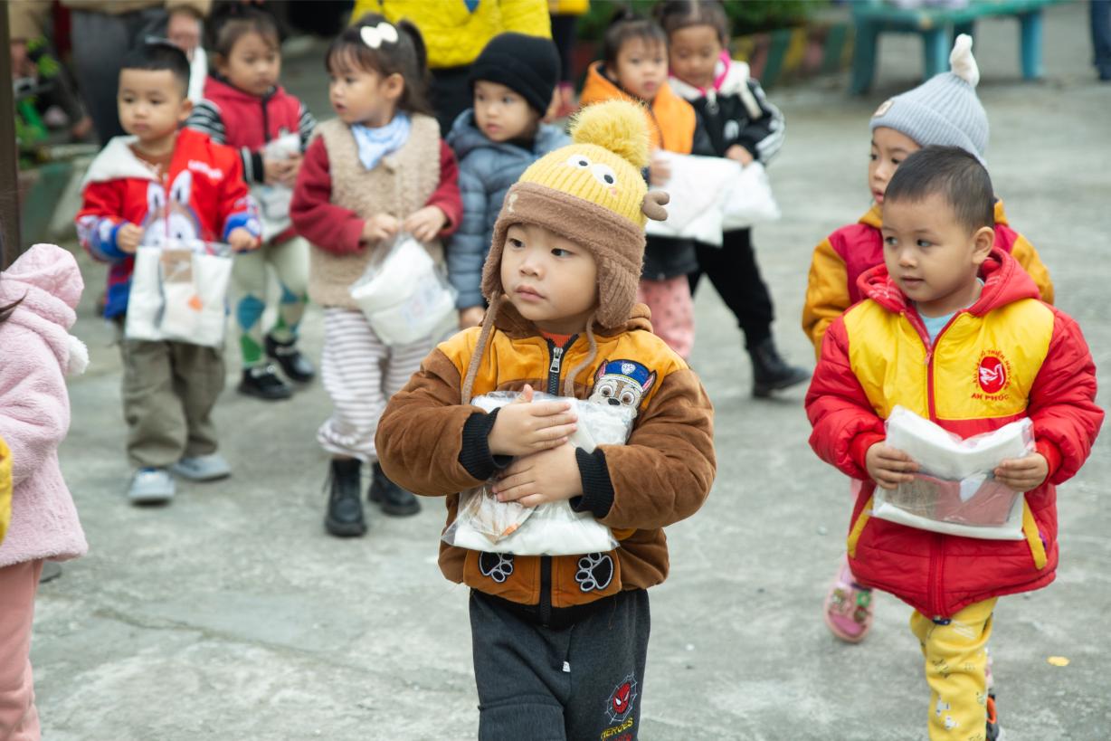 Nhung Phan Qua Ao Am Da Duoc Trao Tay Cac Em Nho 3 1