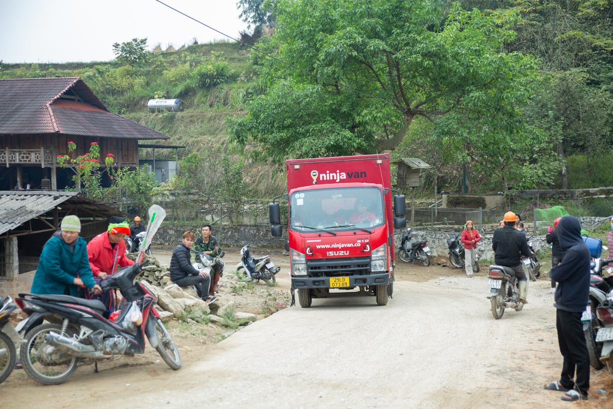 Xe Tai Ninja Van Chuyen Cho Ao Am Den Cac Diem Truong Kho Khan Tai Huyen Vi Xuyen Tinh Ha Giang