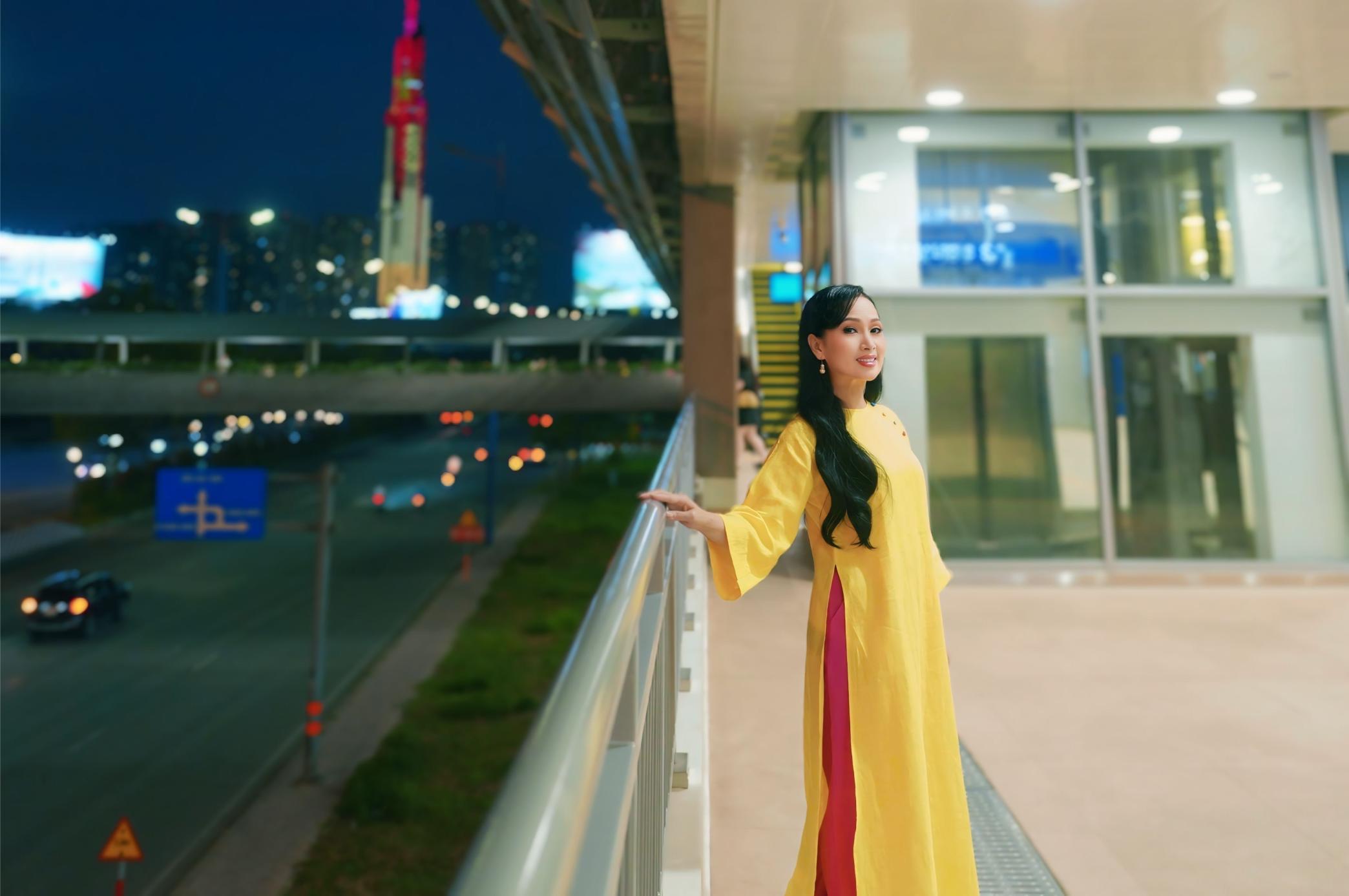 Trong Ta Ao Dai Cach Tan An Tuong Ha Phuong Nhan Duoc Nhieu Loi Khen Ngoi Ve Sac Voc. Nu Dien Vien Ngay Cang Tre Dep Hon Xua. 1 2