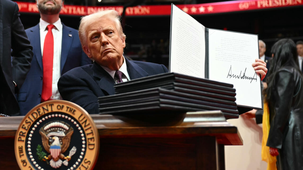 Ngay Dau Ngoi Ghe Tong Thong Ong Trump Thu Hoi 78 Chinh Sach Thoi Biden Ky Loat Sac Lenh Moi 1