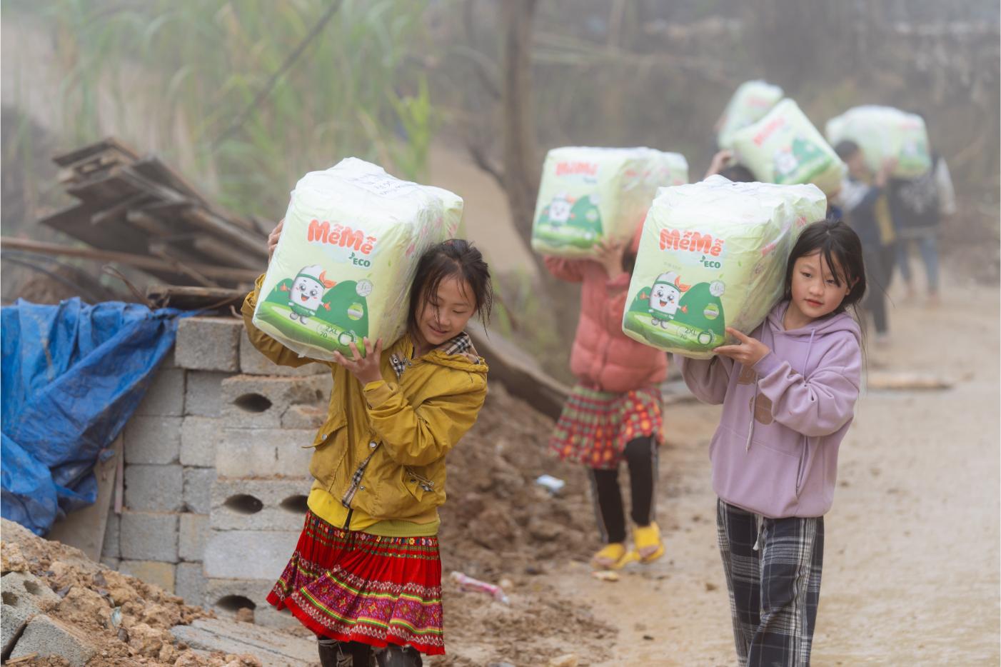 Cac Em Cap 2 Gop Suc Chung Tay Van Chuyen Ta Bim Qua Nhung Cung Duong Kho 2 1