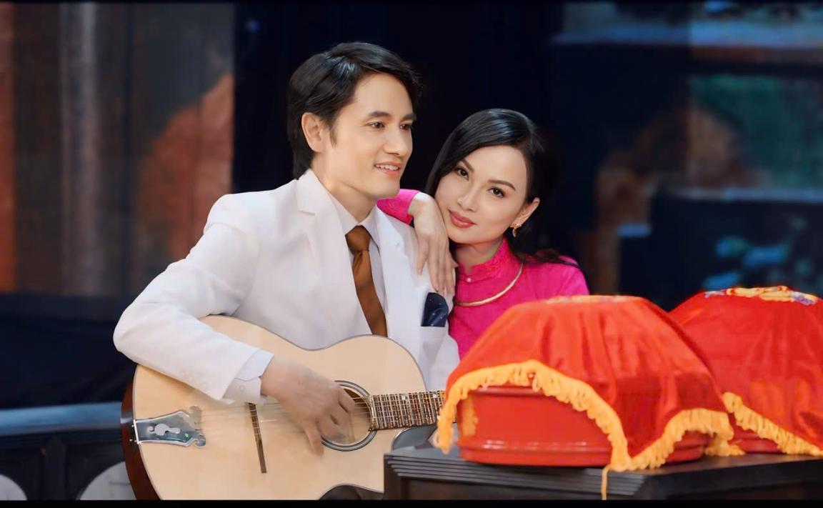 Ca Si Ha Phuong Va Dien Vien Thai San Trong Doi Ca Thien Thu Tieng Me Cuoi 1 1