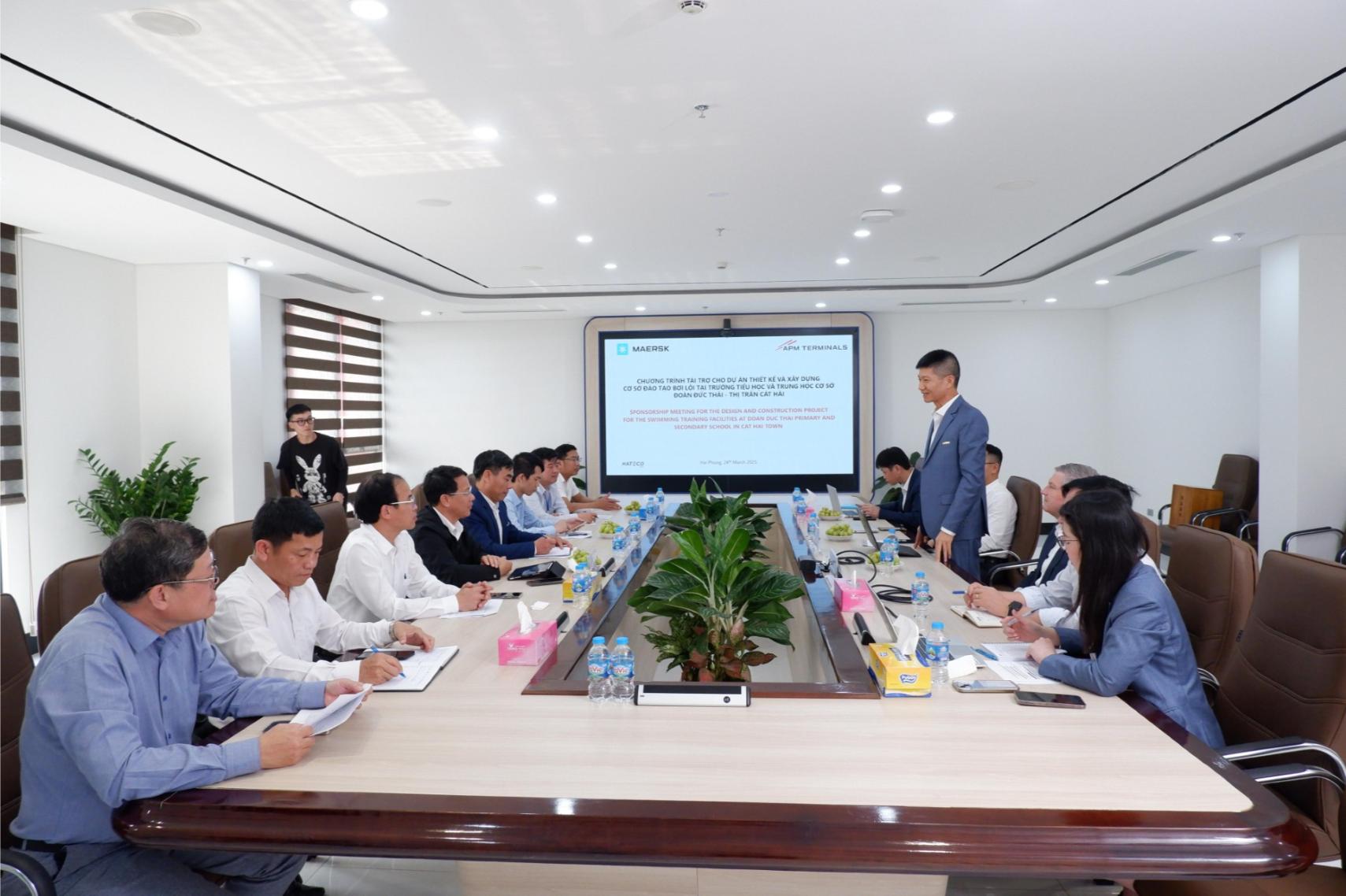 Dai Dien Apm Terminals Thao Luan Du An Ho Tro Cong Dong Voi Ubnd Huyen Cat Hai 2 1