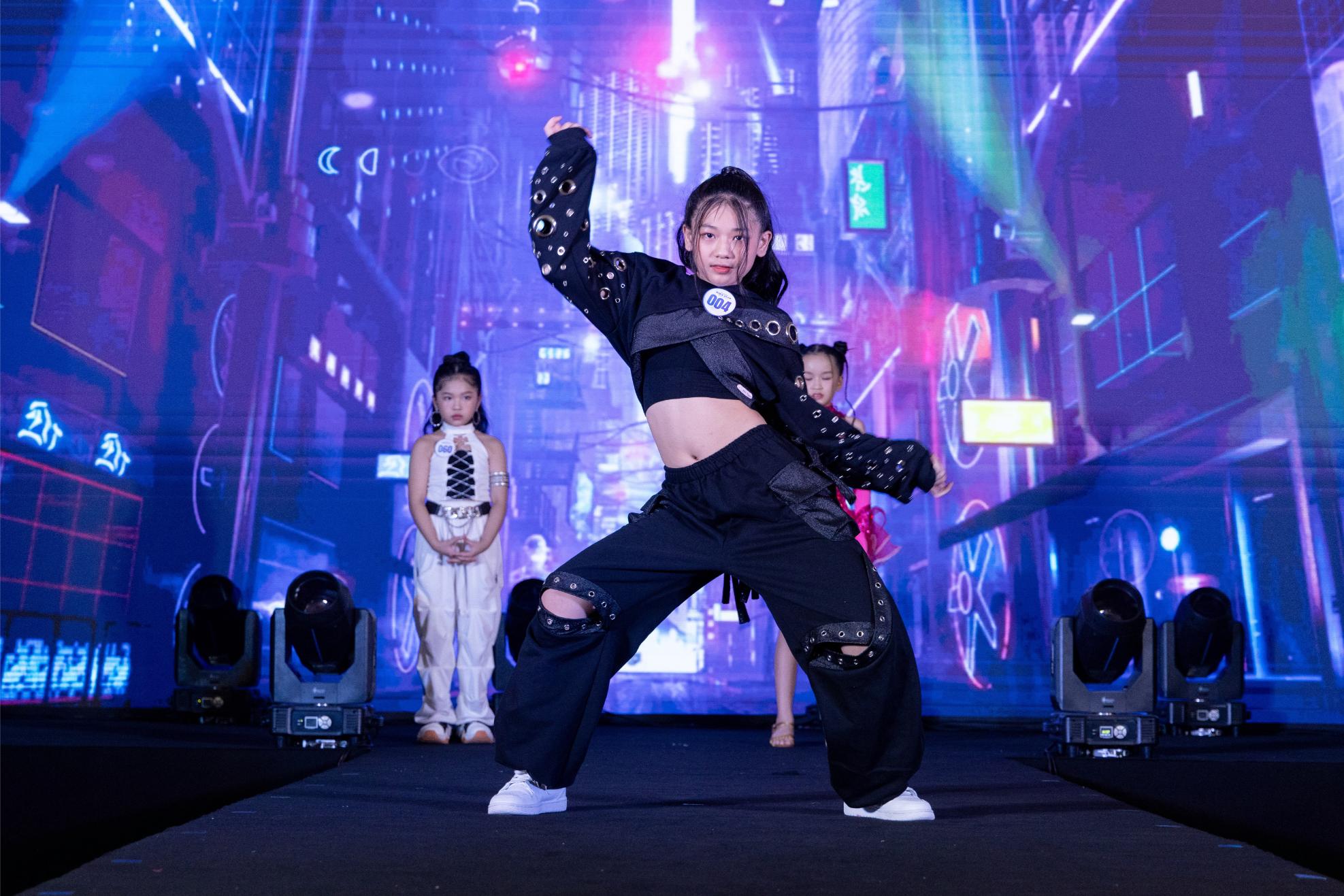 Quan Quan Cosmo Kids Star Ngoi Sao Hoan Vu Nhi Hang Muc Dance Nguyen Phan Bao Ngoc Voi Phan Thi Vu Dao Bung Chay
