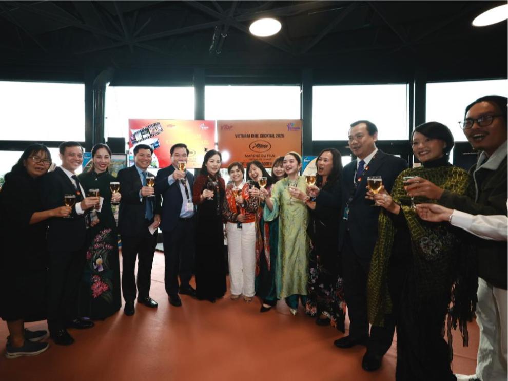 Cac Nha San Xuat Dien Vien. Viet Tham Du Lhp Cannes