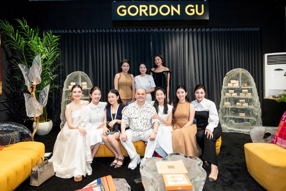 Doanh Nhan Duong Quoc Nam Ty Phu Han Chau Ben Canh A Hau Le Hang Va Nhung Nu Doanh Nhan Xinh Dep 1