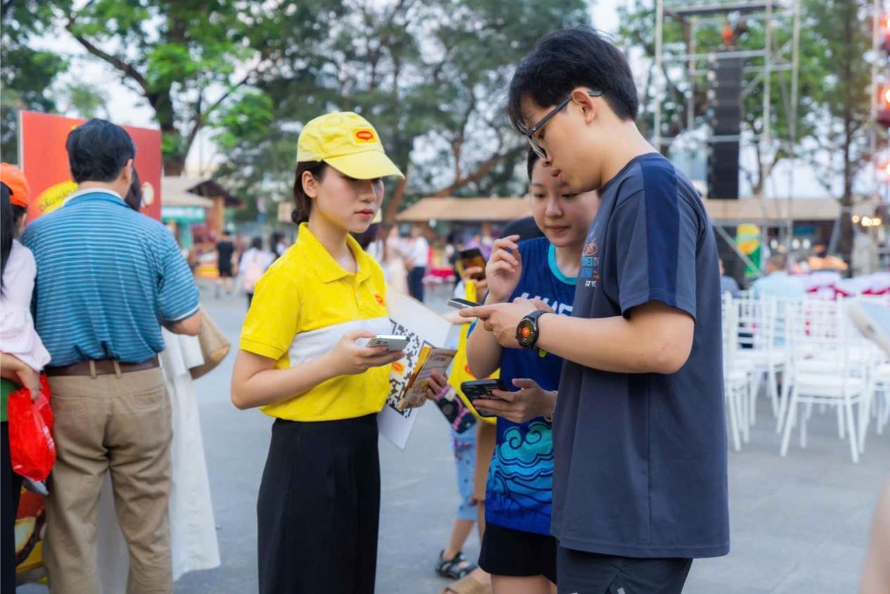 Khach Tham Quan Duoc Huong Dan Thong Tin Ve Ban Do Am Thuc Truc Tuyen Thuoc De An Bien Tau Van Nguyen Lieu Nau Trieu Mon Viet