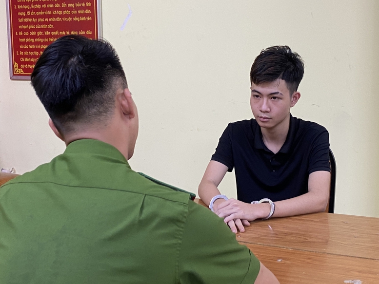 Bat Giu Khan Cap Doi Tuong Danh Nguoi Nuoc Ngoai Tren Pho Di Bo Bui Vien 1
