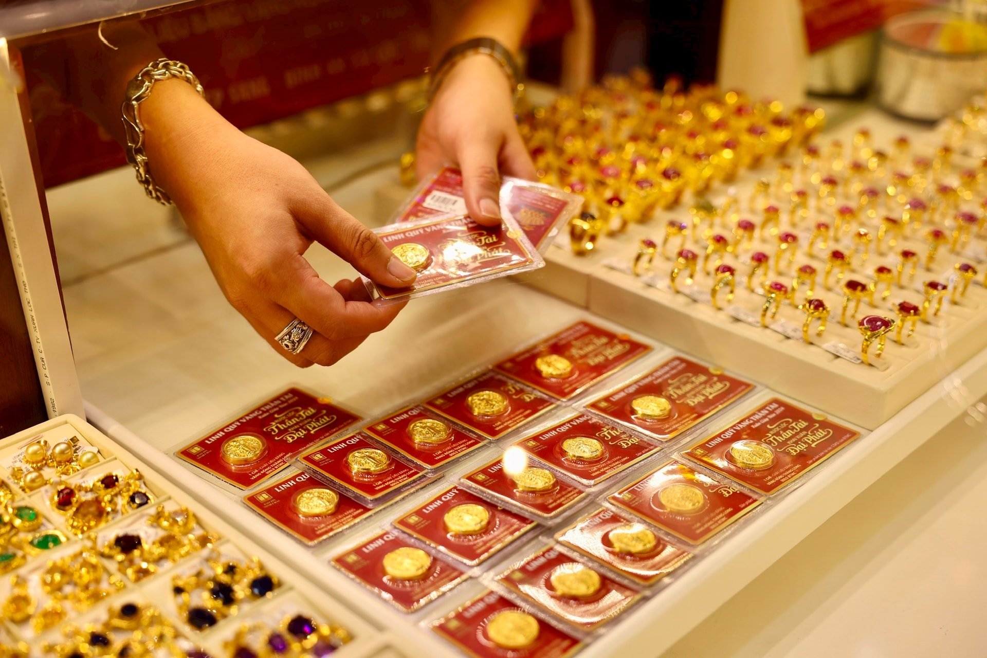 Gia Vang Trong Nuoc Lao Doc Trong Boi Canh Gia Vang The Gioi Tiep Tuc Sut Giam Manh 1