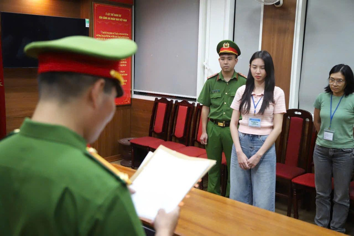 Khoi To Hoa Hau Nguyen Thuc Thuy Tien 1