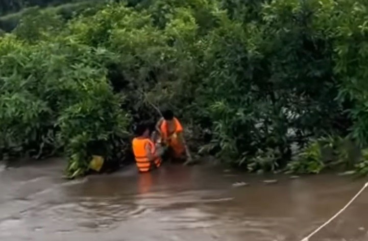 Lũ cuốn 7 học sinh ở Quảng Ninh, còn 2 em mất tích Lũ cuốn 7 học sinh ở Quảng Ninh, còn 2 em mất tích