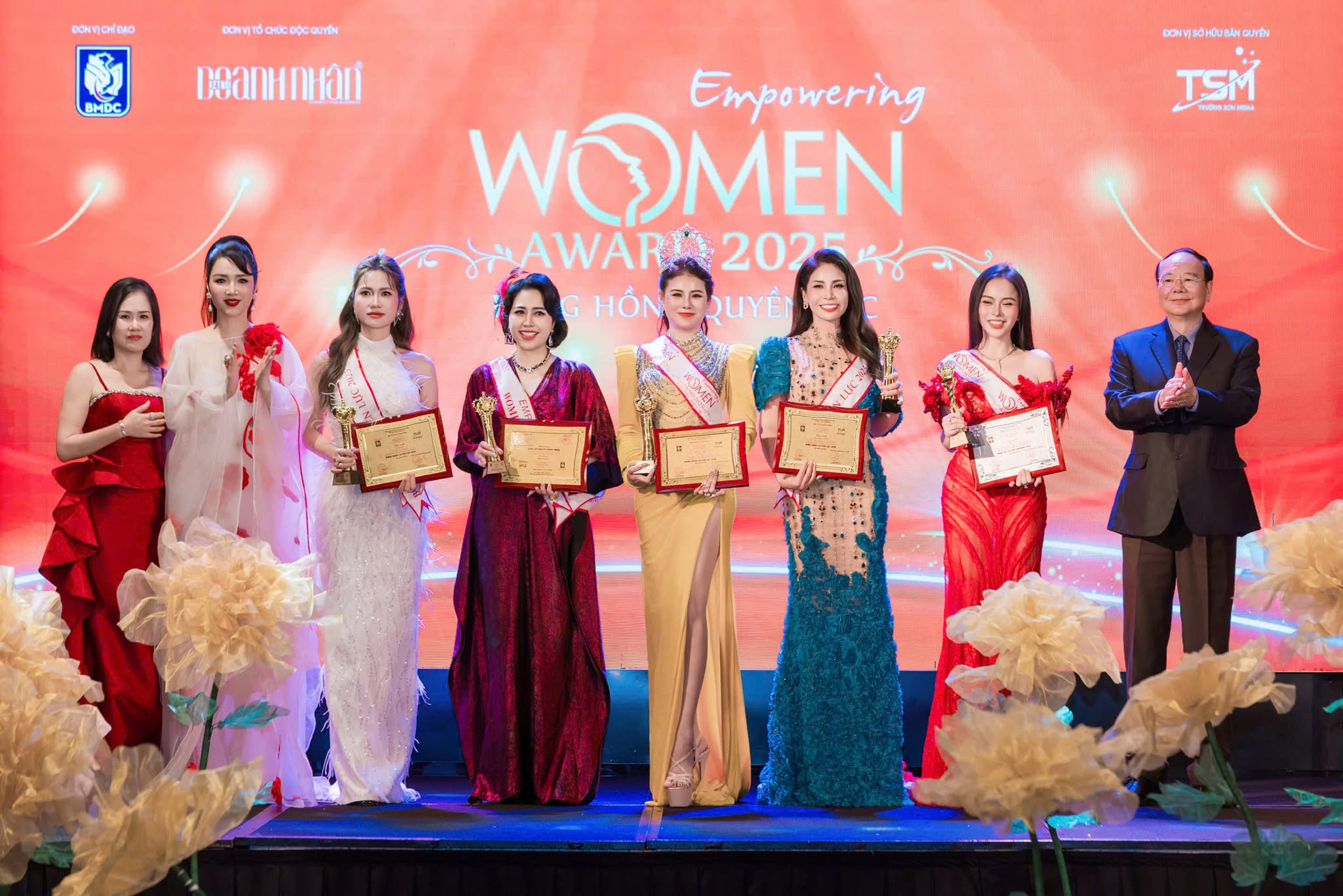 Nhieu Doanh Nhan Nguoi Dep Duoc Ton Vinh Bong Hong Quyen Luc 33