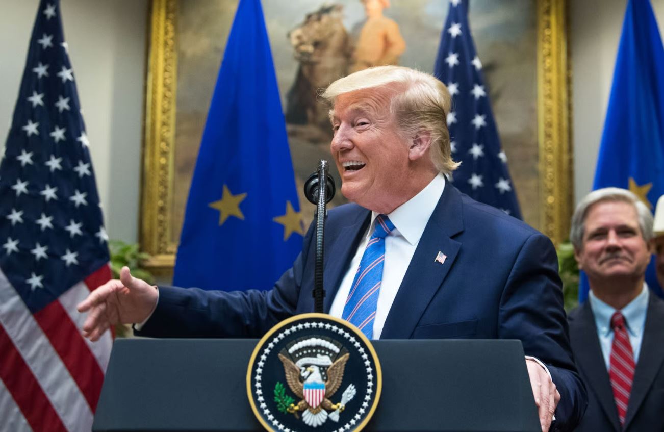 Tổng thống Trump tuyên bố chiến thắng trước EU trong 'cuộc chiến' thuế quan 50% Tổng thống Trump tuyên bố chiến thắng trước EU trong 'cuộc chiến' thuế quan 50%