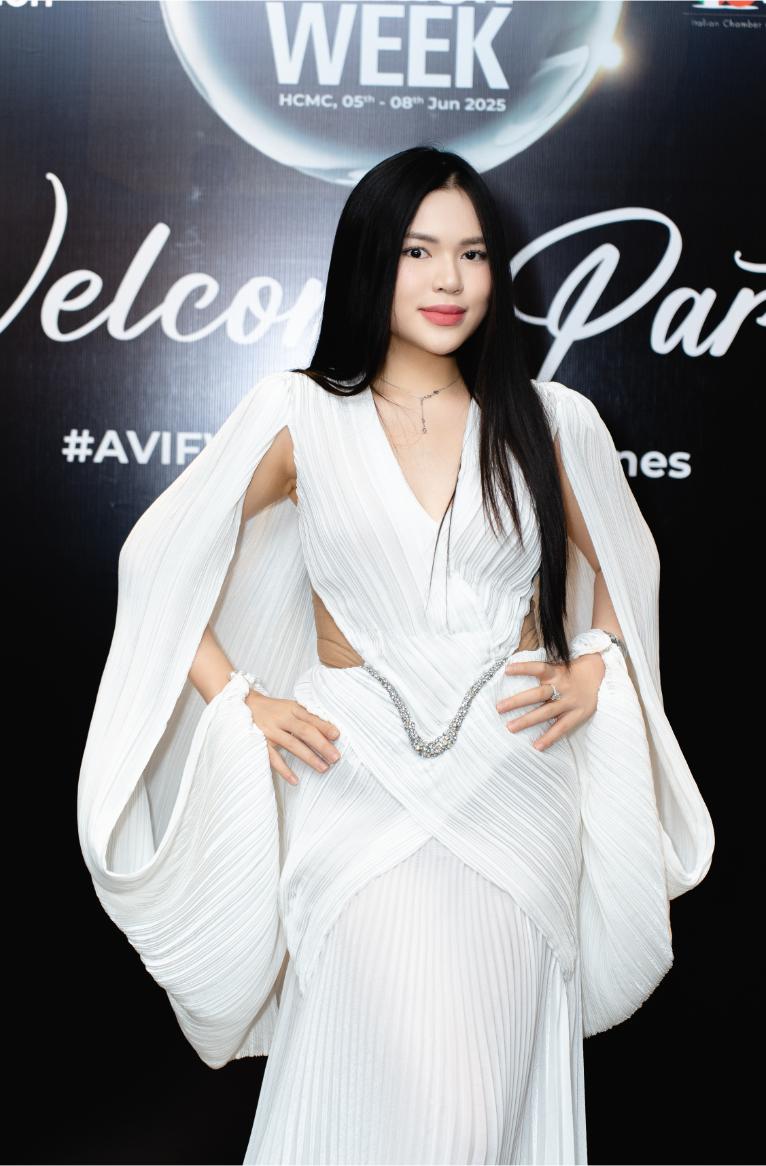 10. Con Gái Madame Trang Lê đẹp Tựa Nữ Thần Trong Thiết Kế Cut Eo Vô Cùng Tinh Tế