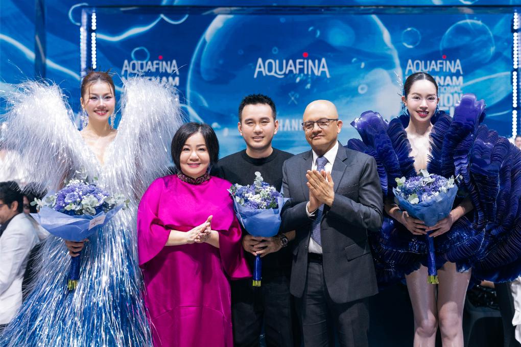 4. Ông Ashish Joshi Tổng Giám đốc điều Hành Công Ty Nước Giải Khác Suntory Pepsico Việt Nam Cùng Bà Trang Lê Chủ Tịch Tuần Lễ Thời Trang Quốc Tế Việt Nam Cùng Chúc Mừng Màn Trình Diễn Mở