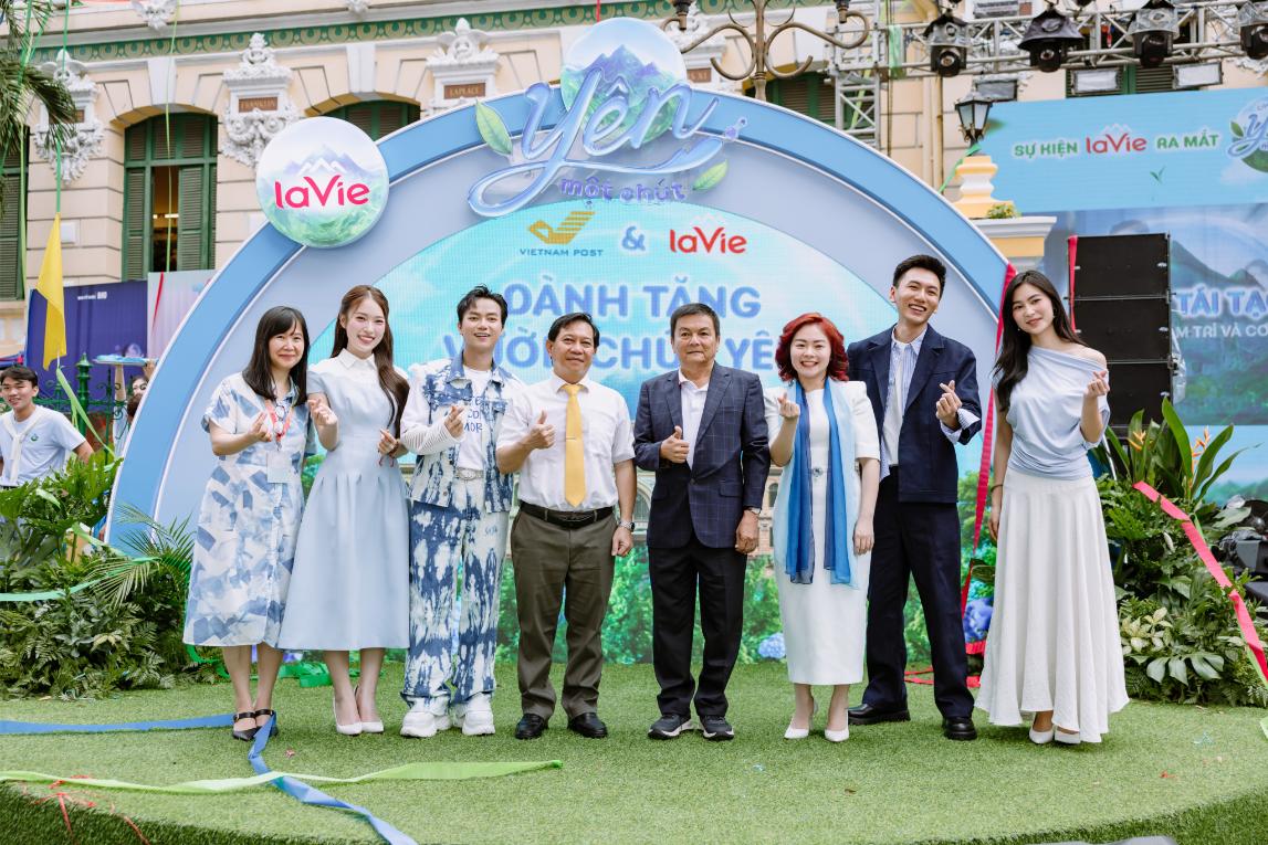 Các đại Diện Lần Lượt Từ Trái Sang Phải Bà Ngô Thị Bích Hạnh Phó Chủ Tịch Công Ty Bhd, Khánh Vy, Bùi Công Nam, Ông Trần Ngọc Kim Giám đốc Bưu điện Ttsg, Ôn (4)