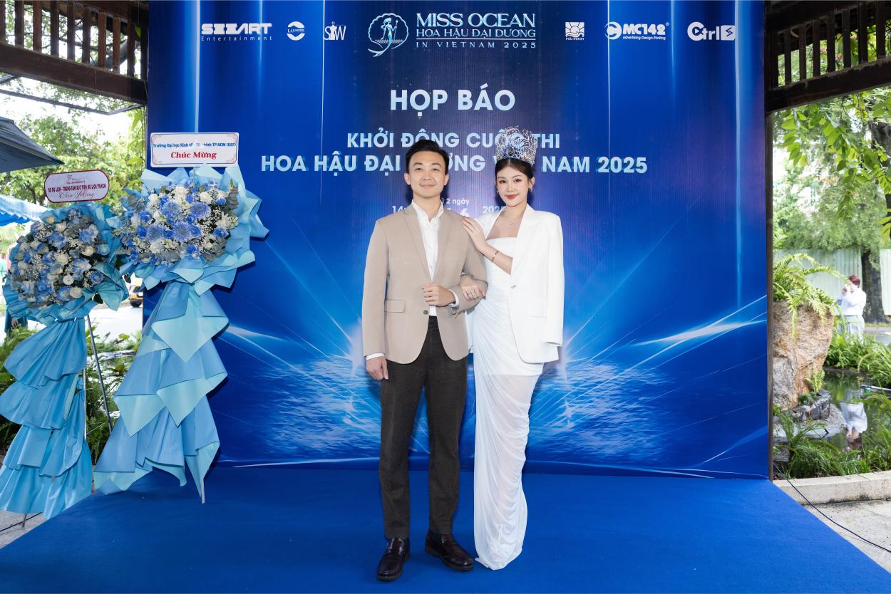 Lê Âu Ngân Anh Và Chồng (3)
