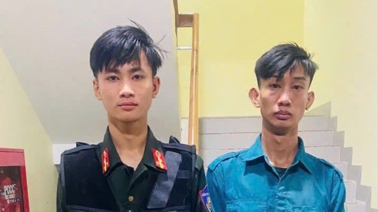 Bat Nong 2 Doi Tuong Gia Danh Cong An Cuong Doat Tai San 1