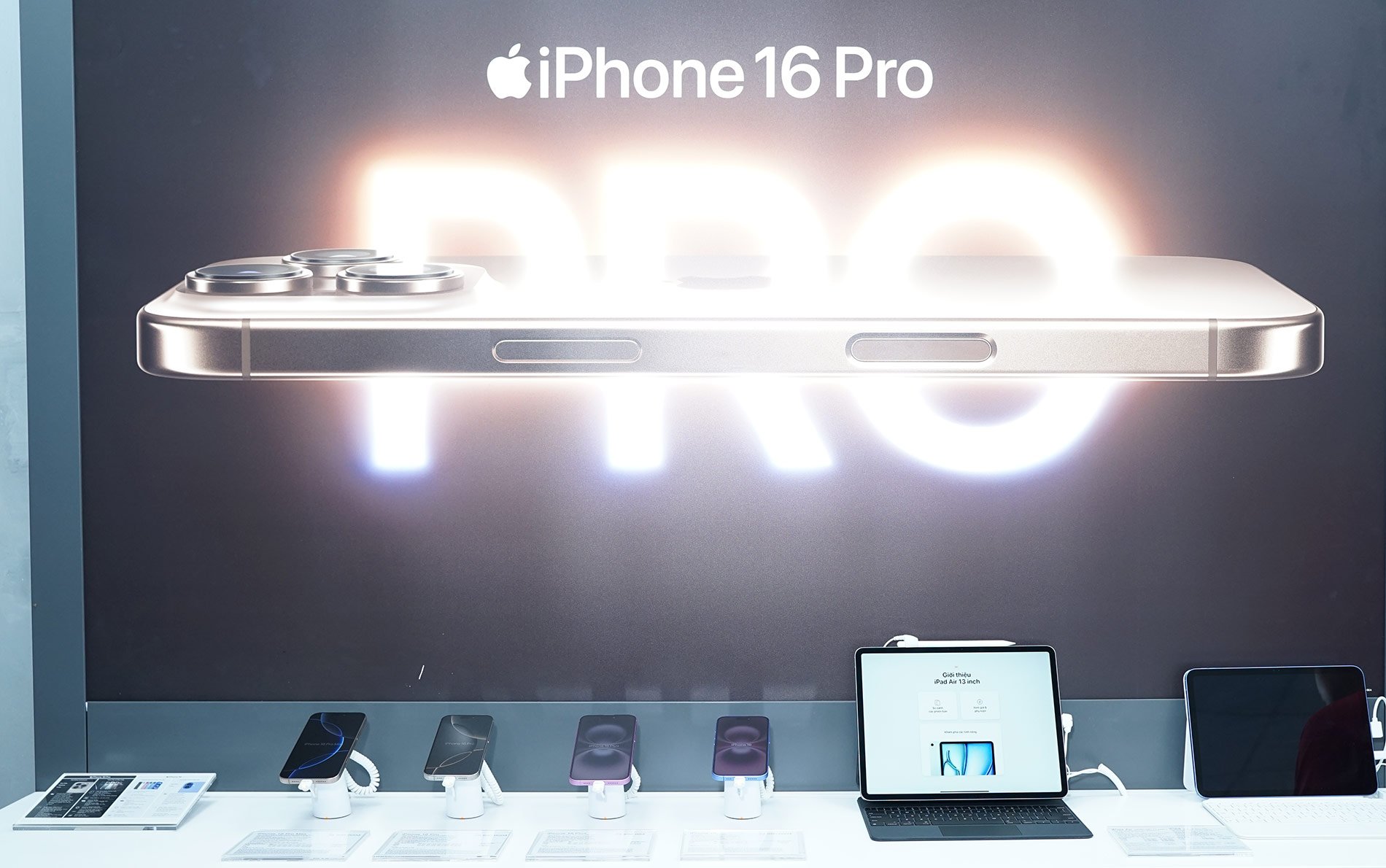 Giá iPhone 16 Pro Max giảm sốc, có nên mua ngay hay chờ iPhone 17? Giá iPhone 16 Pro Max giảm sốc, có nên mua ngay hay chờ iPhone 17?