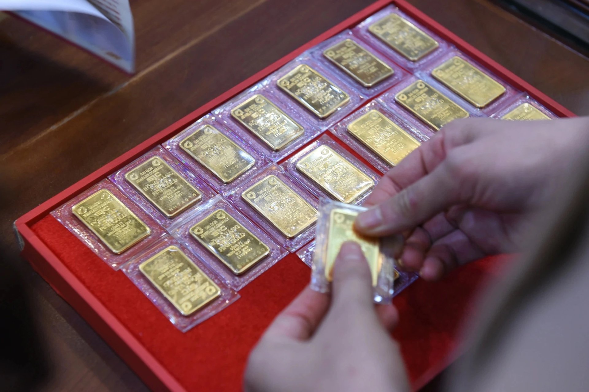 Giá vàng miếng tăng sốc sau thông tin NHNN cho nhập khẩu vàng trở lại Giá vàng miếng tăng sốc sau thông tin NHNN cho nhập khẩu vàng trở lại