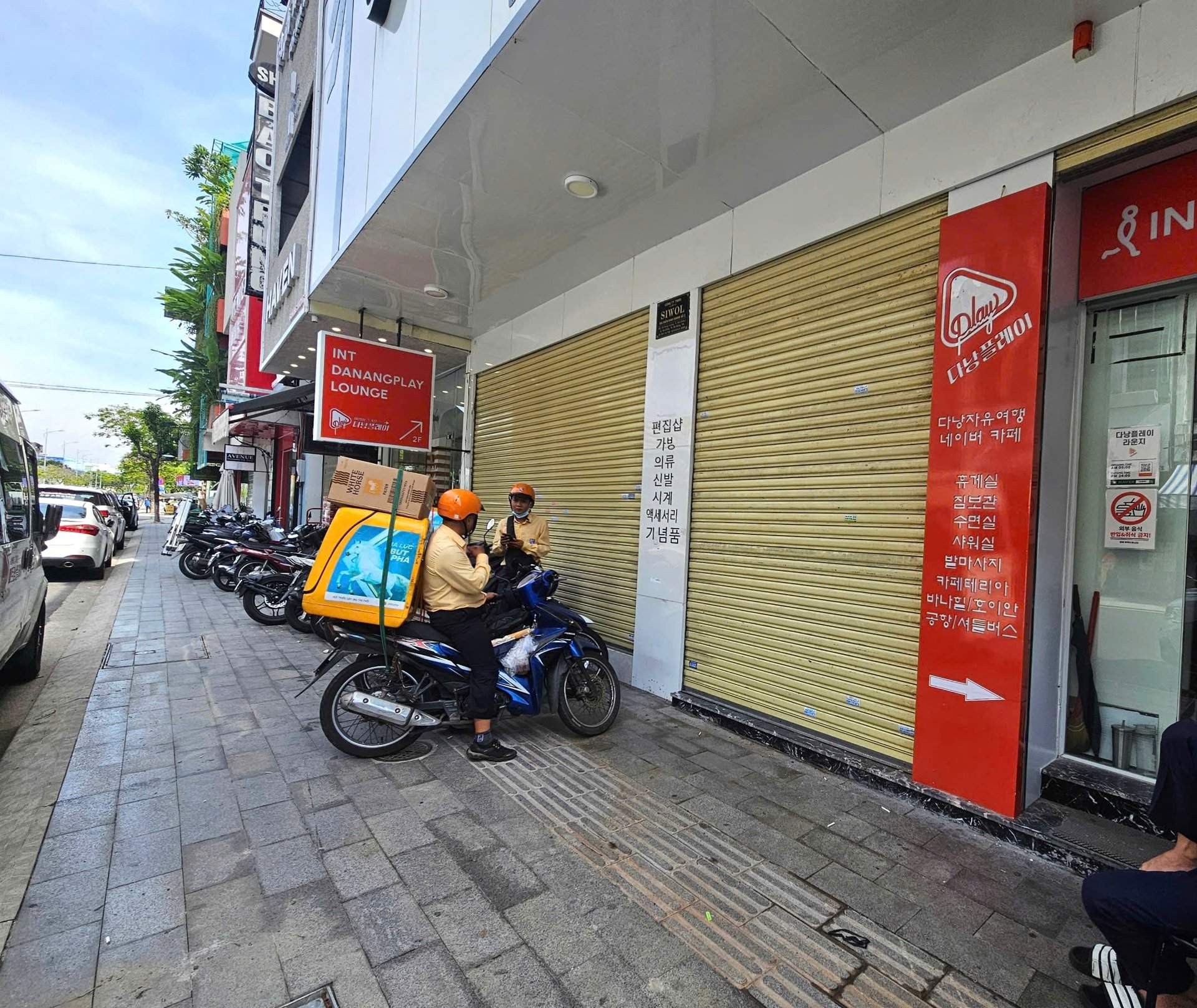 Loạt hàng thời trang trên phố du lịch Đà Nẵng 'cửa đóng, then cài' Loạt hàng thời trang trên phố du lịch Đà Nẵng 'cửa đóng, then cài'