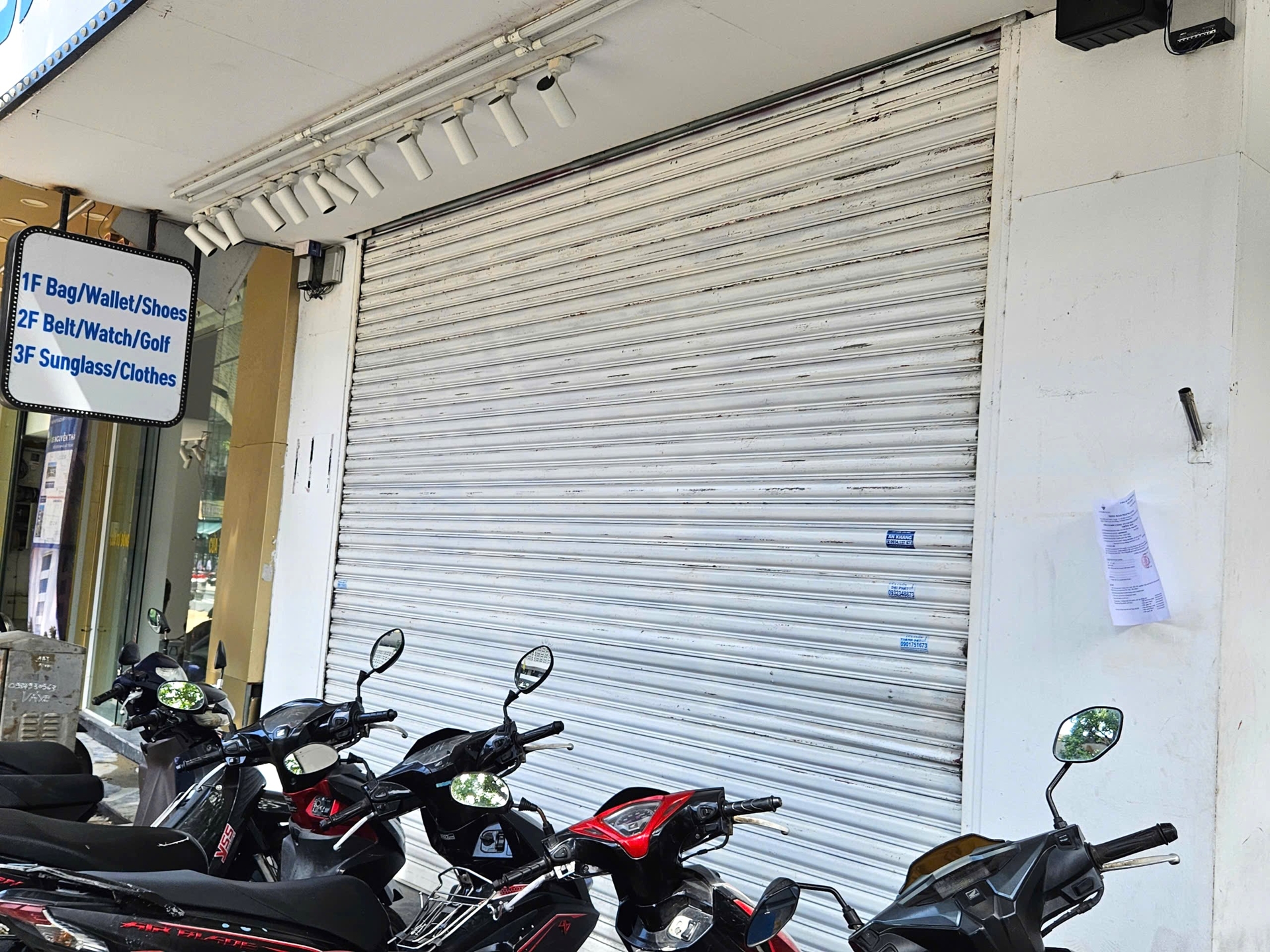 Loạt hàng thời trang trên phố du lịch Đà Nẵng 'cửa đóng, then cài' Loạt hàng thời trang trên phố du lịch Đà Nẵng 'cửa đóng, then cài'