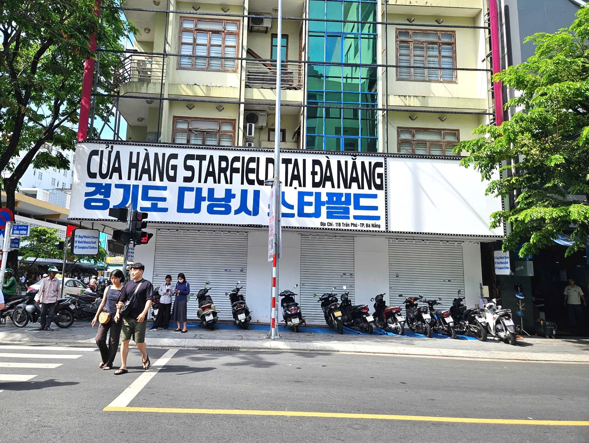 Loạt hàng thời trang trên phố du lịch Đà Nẵng 'cửa đóng, then cài' Loạt hàng thời trang trên phố du lịch Đà Nẵng 'cửa đóng, then cài'