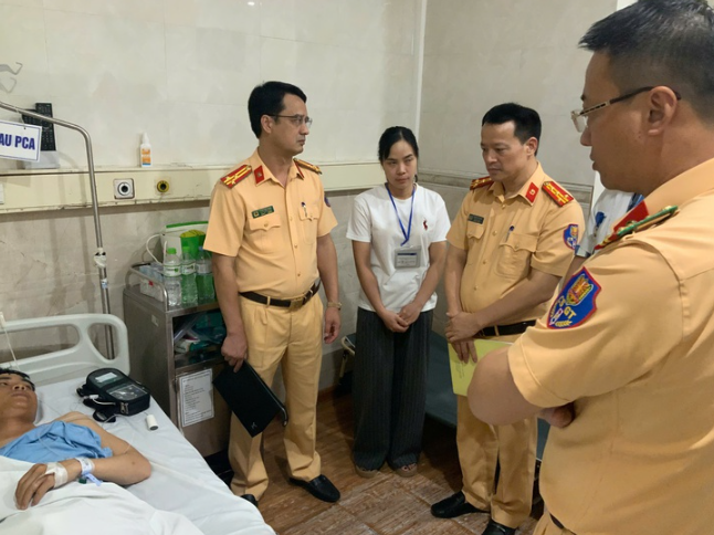 Ô tô tải húc xe CSGT, thượng úy cảnh sát cơ động bị gãy tay Ô tô tải húc xe CSGT, thượng úy cảnh sát cơ động bị gãy tay