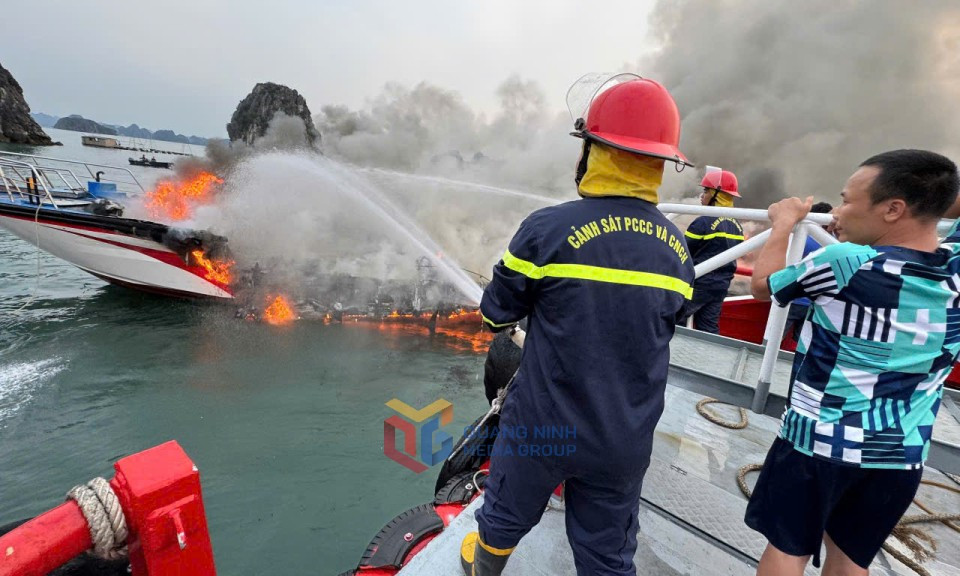 Tàu du lịch 132 chỗ ngồi bốc cháy dữ dội ở Quảng Ninh Tàu du lịch 132 chỗ ngồi bốc cháy dữ dội ở Quảng Ninh