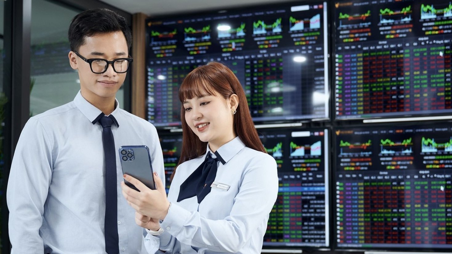 Vn Index Tang Manh Nhat Tu Dau Nam Da Cham Nguong Can Rung Lac Gia Tang 1