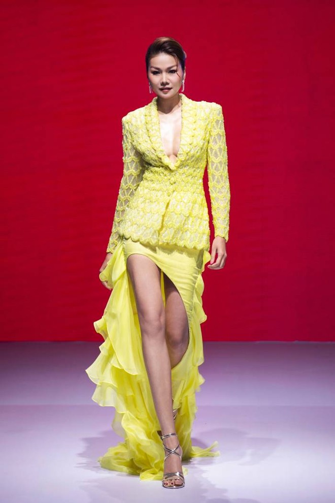 3 Host Thanh Hang Xuat Hien An Tuong Trong Bo Canh Noi Bat Cung Than Thai Quyen Luc Tai Hop Bao Vietnams Next Top Model 37 1748