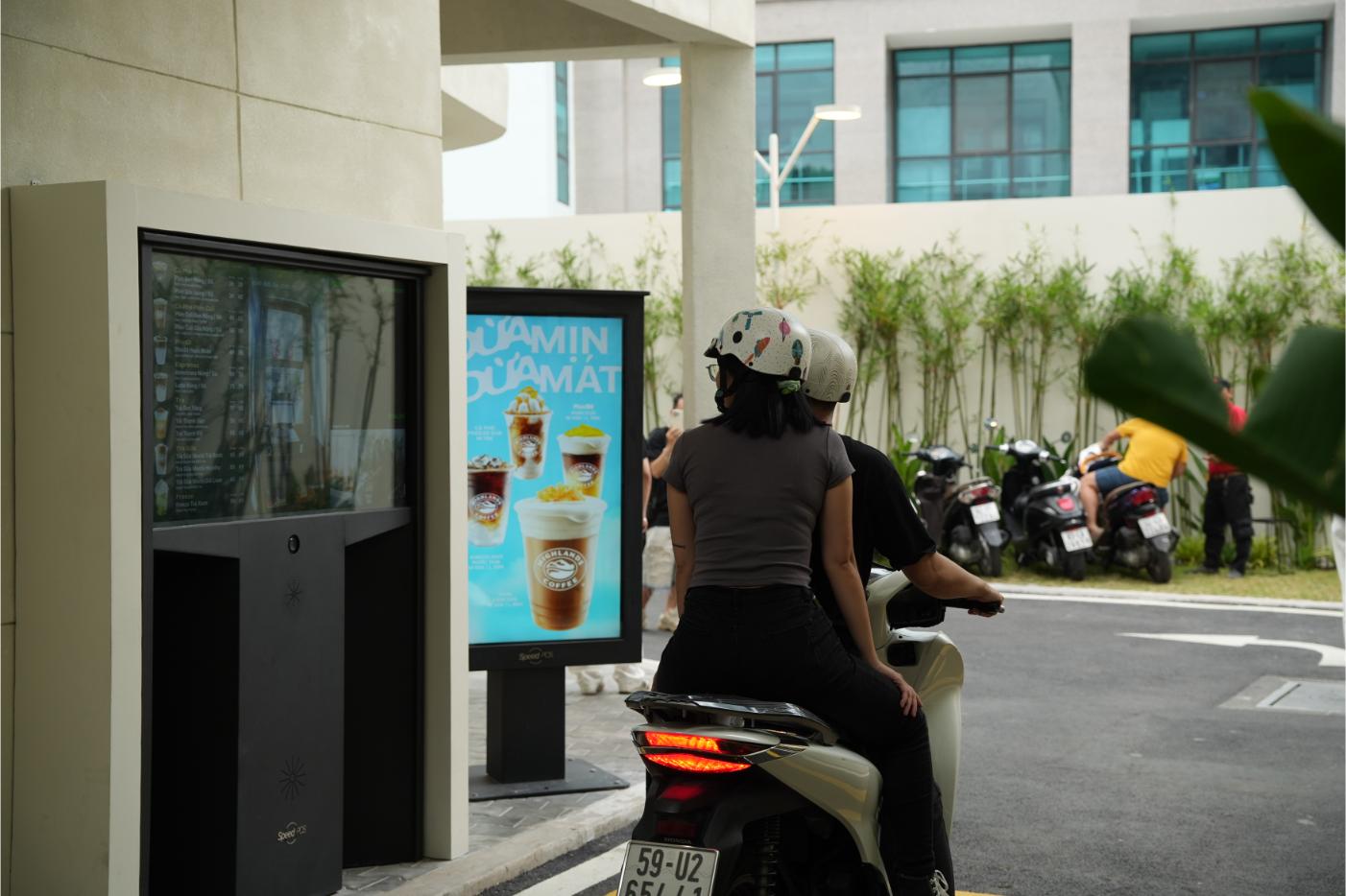 Cửa Hàng Drive Thru đầu Tiên Của Highlands Coffee Có Thể Nhận đơn Của Khách Ô Tô Và Xe Máy (3)