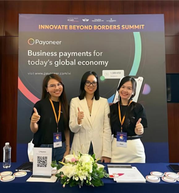 Hình Ảnh Đại Diện Payoneer Tại Việt Nam (đứng Giữa) Tham Dự Sự Kiện