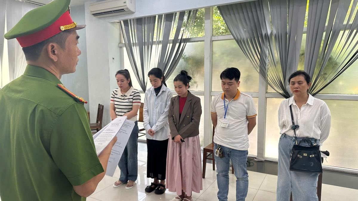 Bắt gọn ổ nhóm “bác sĩ giả”, lừa đảo bệnh nhân ở Đà Nẵng Bắt gọn ổ nhóm “bác sĩ giả”, lừa đảo bệnh nhân ở Đà Nẵng