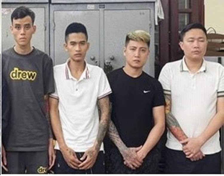 Bat Nhom Mua Ban Thieu Nu Duoi 16 Tuoi Ep Tiep Khach O Quan Karaoke 1