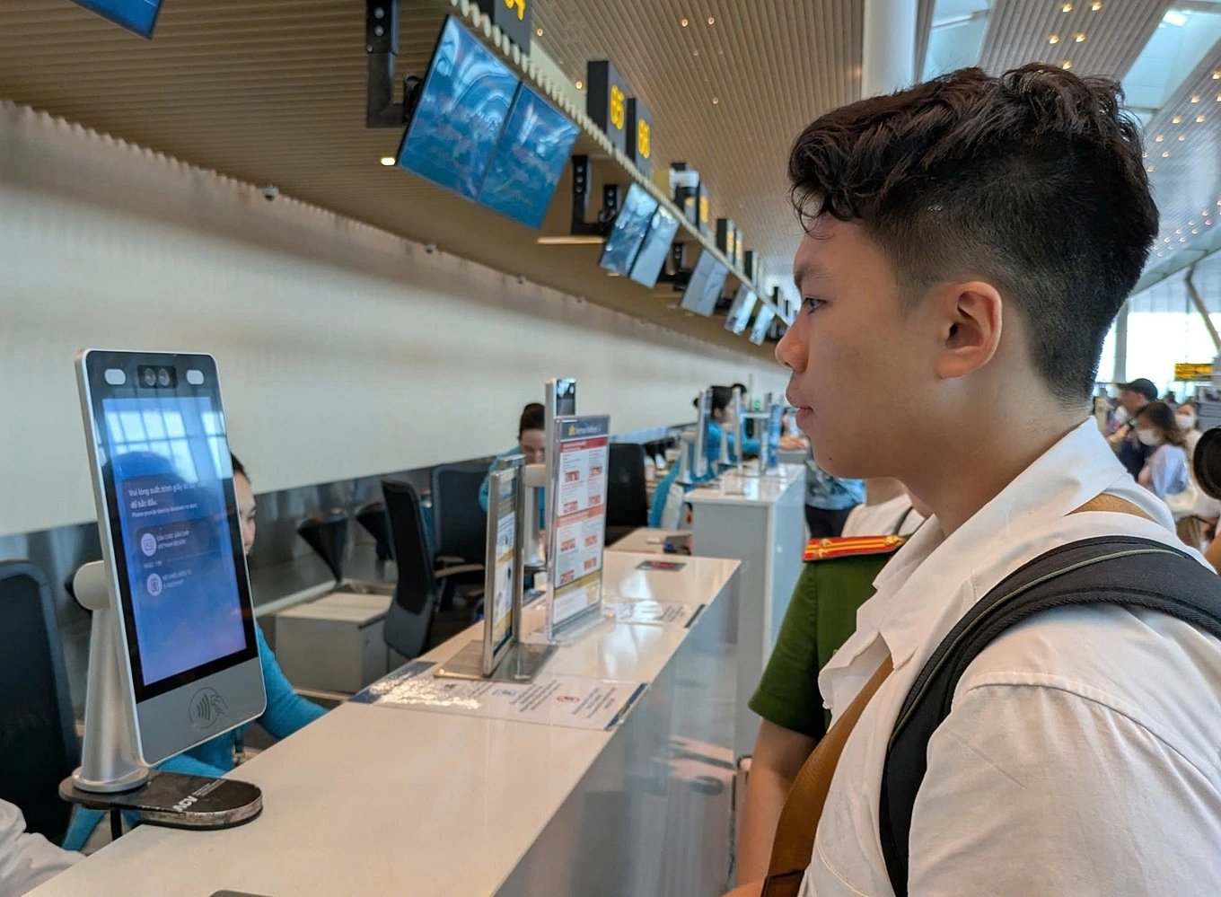 Ga T3 Tân Sơn Nhất: Nhận diện khuôn mặt, bỏ kiểm tra giấy tờ lên máy bay Ga T3 Tân Sơn Nhất: Nhận diện khuôn mặt, bỏ kiểm tra giấy tờ lên máy bay