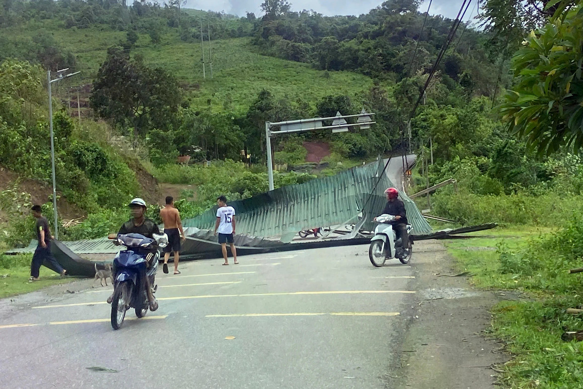 Hàng chục ngôi nhà ở Quảng Trị bị tốc mái, đổ sập do bão số 3 Wipha Hàng chục ngôi nhà ở Quảng Trị bị tốc mái, đổ sập do bão số 3 Wipha