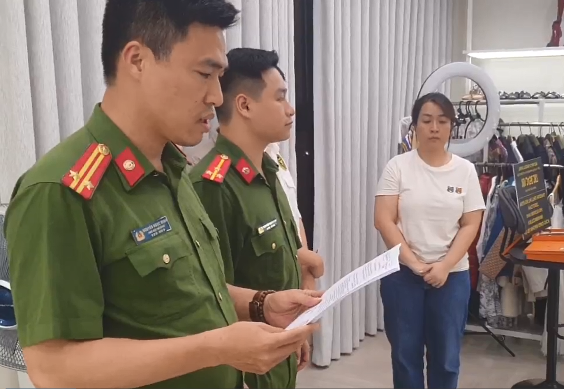 Tạm giữ đối tượng bán hàng trốn thuế có doanh thu hơn 800 tỷ Tạm giữ đối tượng bán hàng trốn thuế có doanh thu hơn 800 tỷ