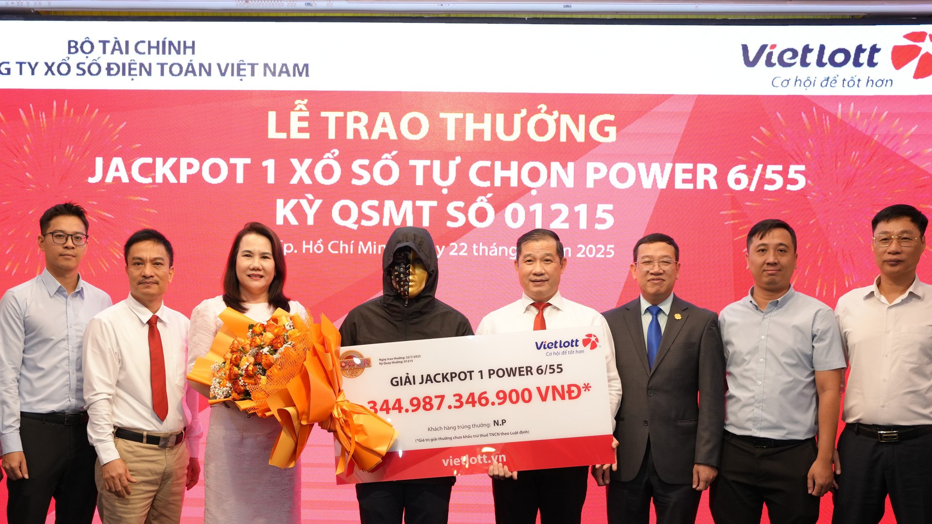 Tâm sự của người trúng giải Vietlott lớn nhất lịch sử Việt Nam Tâm sự của người trúng giải Vietlott lớn nhất lịch sử Việt Nam