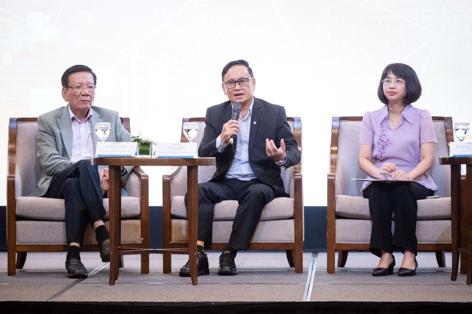 Thị trường chứng khoán Việt Nam: '95% nhà đầu tư cá nhân thua lỗ, bỏ chạy sau 2 năm' Thị trường chứng khoán Việt Nam: '95% nhà đầu tư cá nhân thua lỗ, bỏ chạy sau 2 năm'
