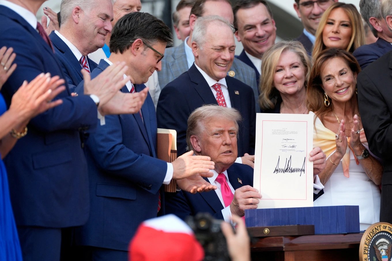 Thông qua đạo luật 4.500 tỷ USD, Tổng thống Trump đi vào lịch sử nước Mỹ Thông qua đạo luật 4.500 tỷ USD, Tổng thống Trump đi vào lịch sử nước Mỹ