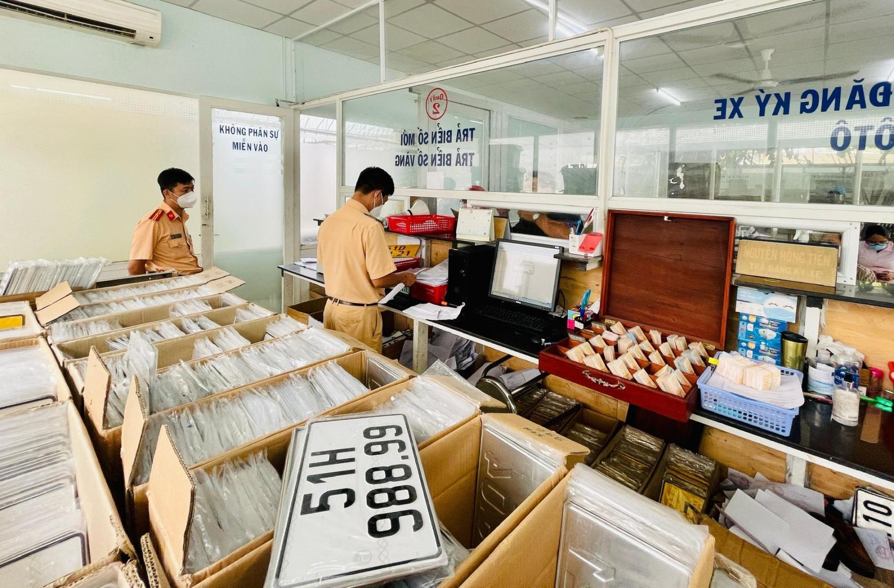 Thu gần 6.600 tỷ đồng từ đấu giá biển số ô tô, xe máy Thu gần 6.600 tỷ đồng từ đấu giá biển số ô tô, xe máy
