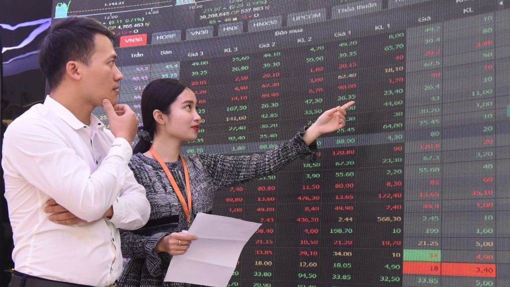 VN-Index vượt đỉnh lịch sử, nhóm chứng khoán 'bay cao' VN-Index vượt đỉnh lịch sử, nhóm chứng khoán 'bay cao'