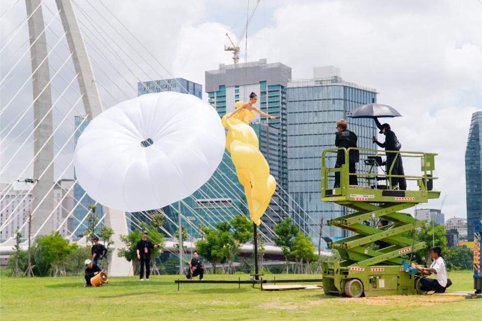 2. Giua Nang Gio Gay Gat Tai Cong Vien Sang Tao – The Metropole Thu Thiem Cac Thi Sinh Phai Tao Dang Trong Nhung Thiet Ke Nang Toi 10kg Ket Hop Voi Phu Kien Cong Kenh. 1 2