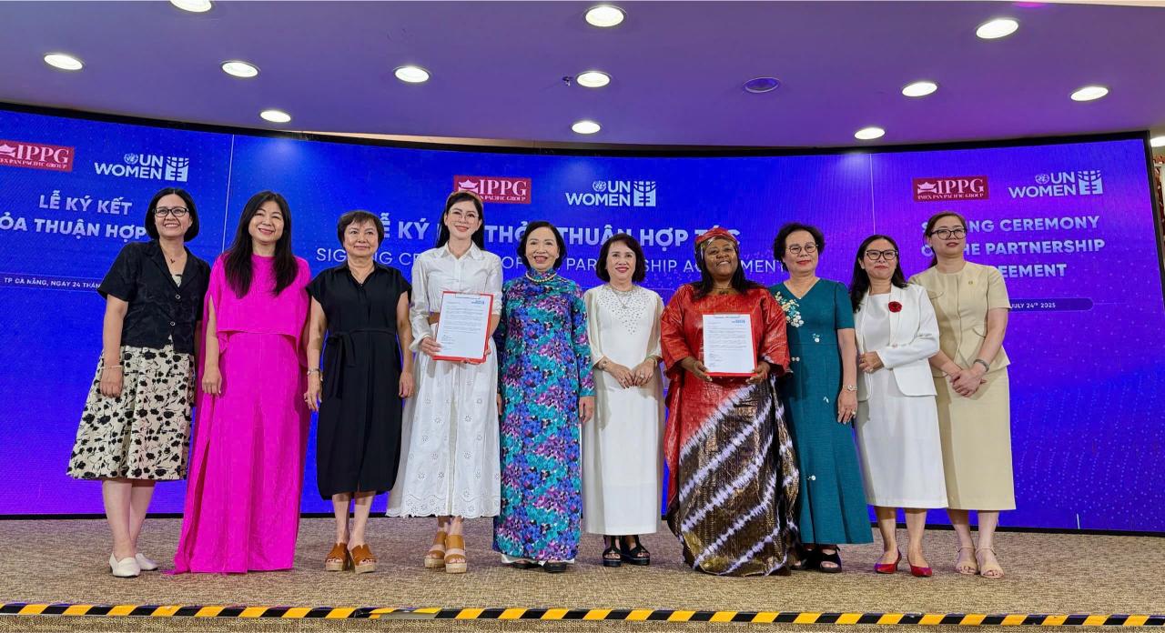 Ba Le Hong Thuy Tien Tai Le Ky Ket (1)