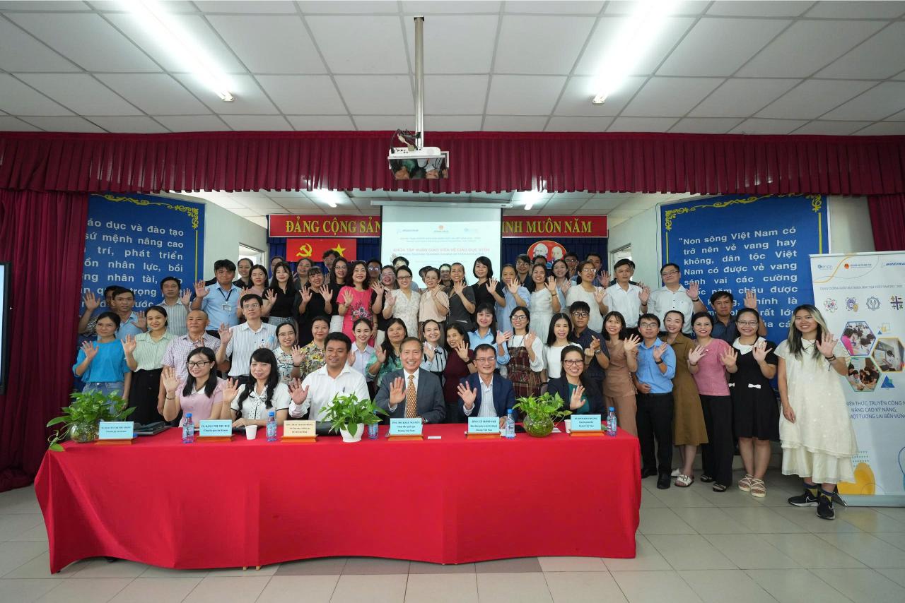 Dai Bieu Khach Moi Va Giao Vien 8 Truong 3 2